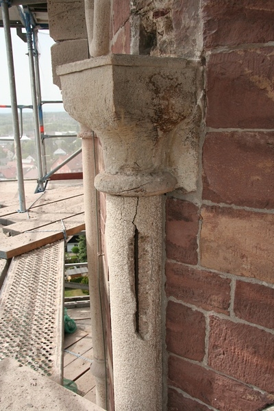 Auch in dieser Säule hat eine verrostete Stahlarmierung bereits den Beton gesprengt.

Darüber wurde ein Probeschnitt angebracht, um in das Innere der Säule sehen zu können.