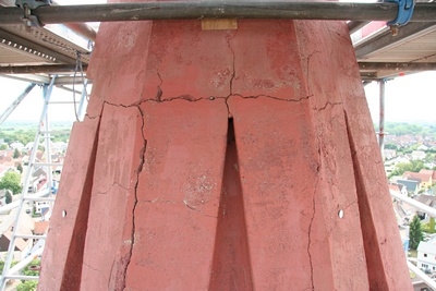 Nach dem Reinigen sind die breiten Risse am oberen Teil des Turmhelmes noch deutlicher zu erkennen.