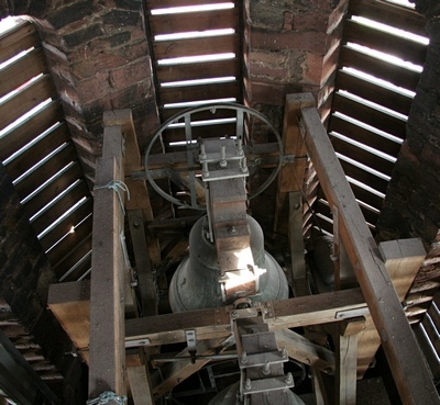 Hier sieht man gut die Glocken und der vor 10 Jahren erneuerte Holzglockenstuhl.