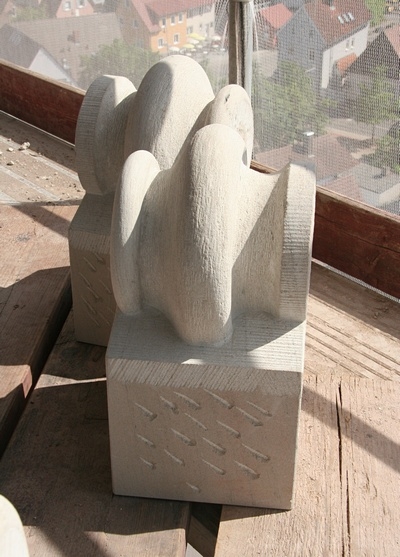 Diese Gesimsteile der acht Säulen im oberen Turmabschnitt wurden von den Steinmetzen bereits neu gefertigt und liegen bereit zum Einbau.