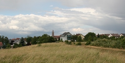 Zu Abschluss noch eine Blick auf den Kirchturm von Süden aus Richtung Durmersheim her.
Das Foto entstand oberhalb des Vereinsgeländes vom SV Mörsch.