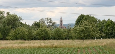 So sieht der Turm von Neuburgweier her aus.
Dieses Foto entstand von der alten Landstraße aus, die heute als Fahrradweg nördlich der heutigen Landstraße dient.
