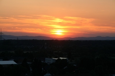 Später am Abend war dann noch ein herrlicher Sonnenuntergang über Neuburgweier mit dem Pfälzer Wald im Hintergrund zu beobachten.