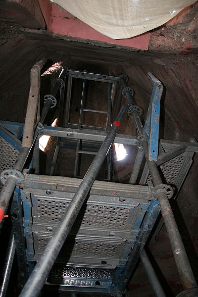 Da der Turmhelm selbst schon 8 Meter hoch ist, musste auch in Inneren, auf den so abgestützten Holzboden, ein kleines Gerüst gestellt werden. 

So ist der Stahlbeton des Turmhelms nun auch von innen komplett zugänglich.
