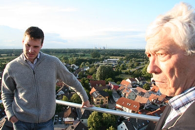 Auch Oberbürgermeister Schrempp hat sich über den Dächern von Mörsch selbst ein Bild von der Situation gemacht.