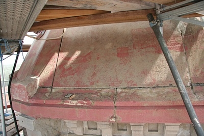 Das ist der untere Teil des Turmhelmes, der noch aus Sandstein besteht.