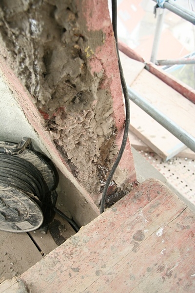 Am Einstiegsloch im Turmhelm ist der Aufbau des Betons nochmals gut zu erkennen.
Innen der feuchte Stampfbeton und außen der rissige, rote Sichtbeton.
