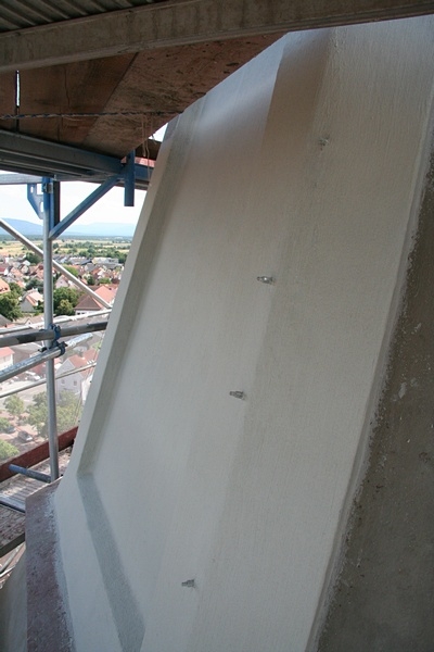Nach und nach wurde der ganze Turmhelm mit einer speziellen, weißen Dichtschlämme überzogen, um den Mörtel vor Feuchtigkeit von außen zu schützen.
