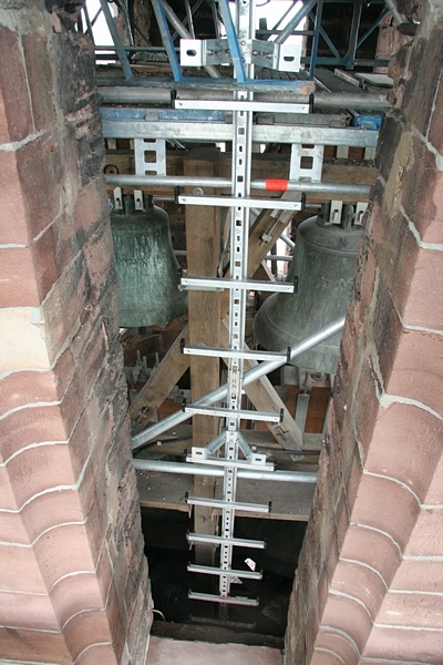 Hier führt die Leiter hinter einem der Schallläden vorbei.
Dabei ist zwischen Leiter und Glockenstuhl nur sehr wenig Platz.
