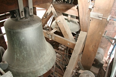 Hier noch ein Blick in den Glockenstuhl.

Jeweils 2 Glocken hängen hier auf 2 Ebenen nebeneinander.
