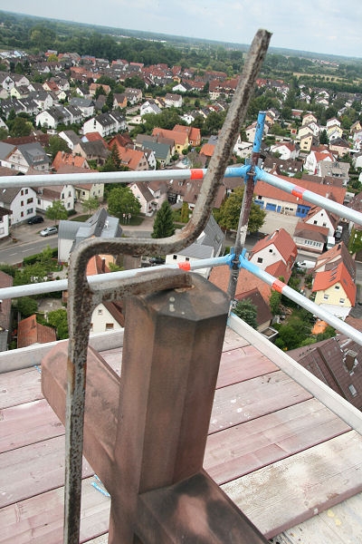 Die Spitze des Blitzableiters ragt nochmals ca. 50 cm über das Turmkreuz hinaus.
Dieser Teil des Blitzableiters besteht aus massivem Stahl und ist fest mit dem Turmkreuz verbunden.

Daher blieben die oberen 3 Meter des ursprünglichen Blitzschutzes erhalten.

