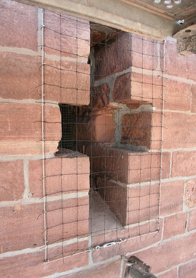 Alle Öffnungen in den Turm müssen taubensicher gemacht werden.

Daher werden vor alle Öffnungen Netze aus witterungsbeständigem Material gespannt.

Diese sind von unten mit bloßem Auge nicht erkennbar.
