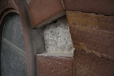 Auch die weißen Sandsteinblöcke über den Fensterbögen müssen teilweise ersetzt werden.