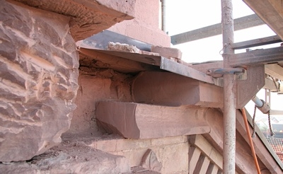 Ältere (originale) Sandsteingesimse zeigen -im Gegensatz zu den sehr viel jüngeren Betonteilen- kaum Verwitterungsspuren.