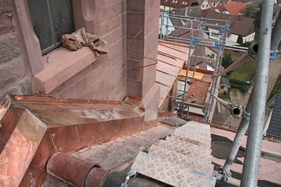 Auch der Dachanschluss des Langschiffes an den Turm wurde komplett verblecht und neu abgedichtet.

Hier ist auch gut eines der beiden renovierten Fenster am Turm zu erkennen.
