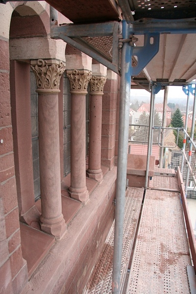 Doch nicht nur die Fensterbänke wurden ersetzt, auch die Säulen und die Kapitelle wurden saniert.
Risse wurden mit Epoxydharz verpresst und alles mit Dichtschlämme vor weiterer Korrosion geschützt.

