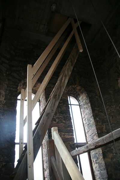 Etwas oberhalb führ eine steile Holzleiter hinauf in die Glockenstube.
Auch hier waren bisher keine Geländer angebracht.
