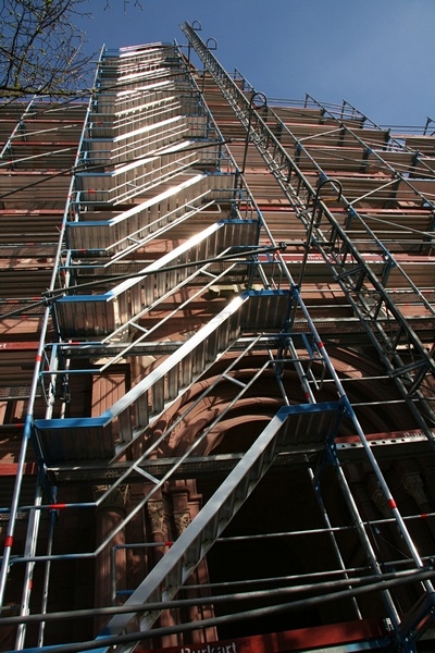 Um den Arbeitern das beschwerliche klettern über schmale Leitern zu ersparen, wurden richtige Treppen eingebaut.
Diese wurden vom Gerüstbauer hier zum ersten Mal eingesetzt.
