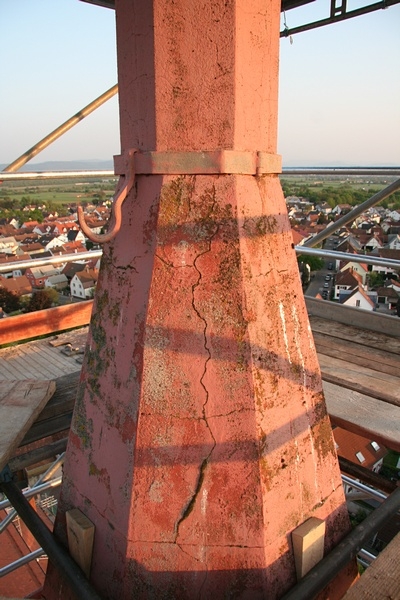 Hier ist der Ansatz des Turmkreuzes zu sehen.
Dieser befindet sich auf 44 Meter Höhe.