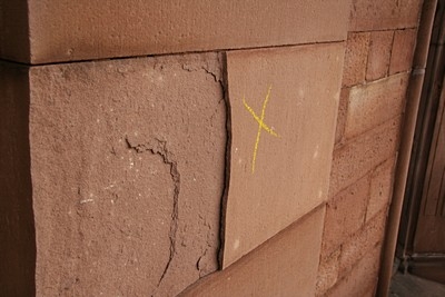 Zu ersetzende Mauerteile werden markiert...